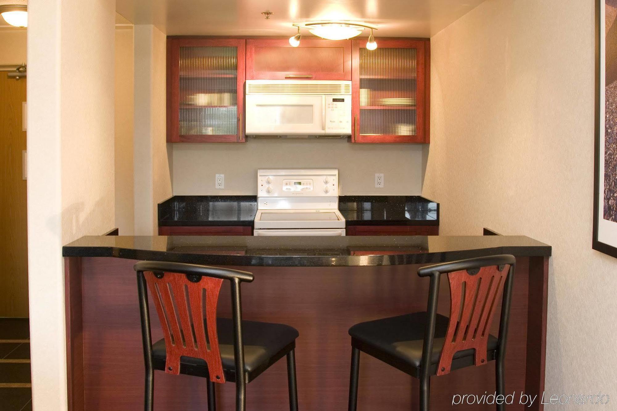 Woodlands Inn & Suites Fort Nelson Δωμάτιο φωτογραφία