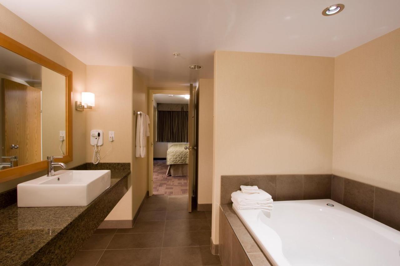 Woodlands Inn & Suites Fort Nelson Εξωτερικό φωτογραφία